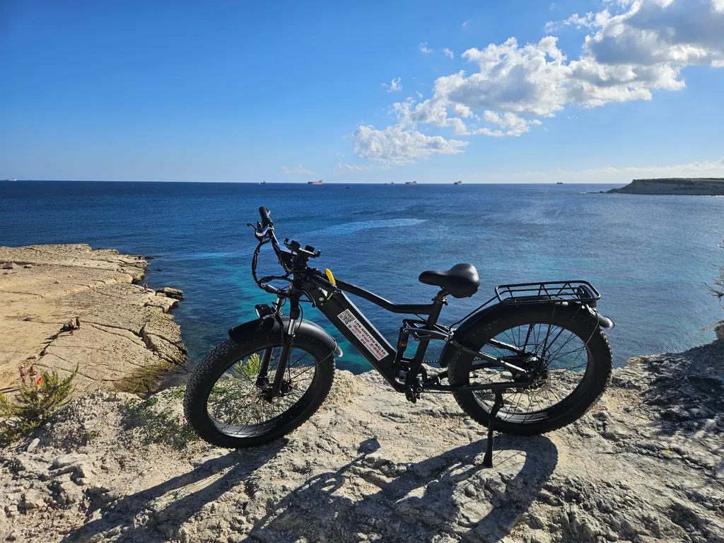 Los Arditos e-bike on the limestone rocks by the sea