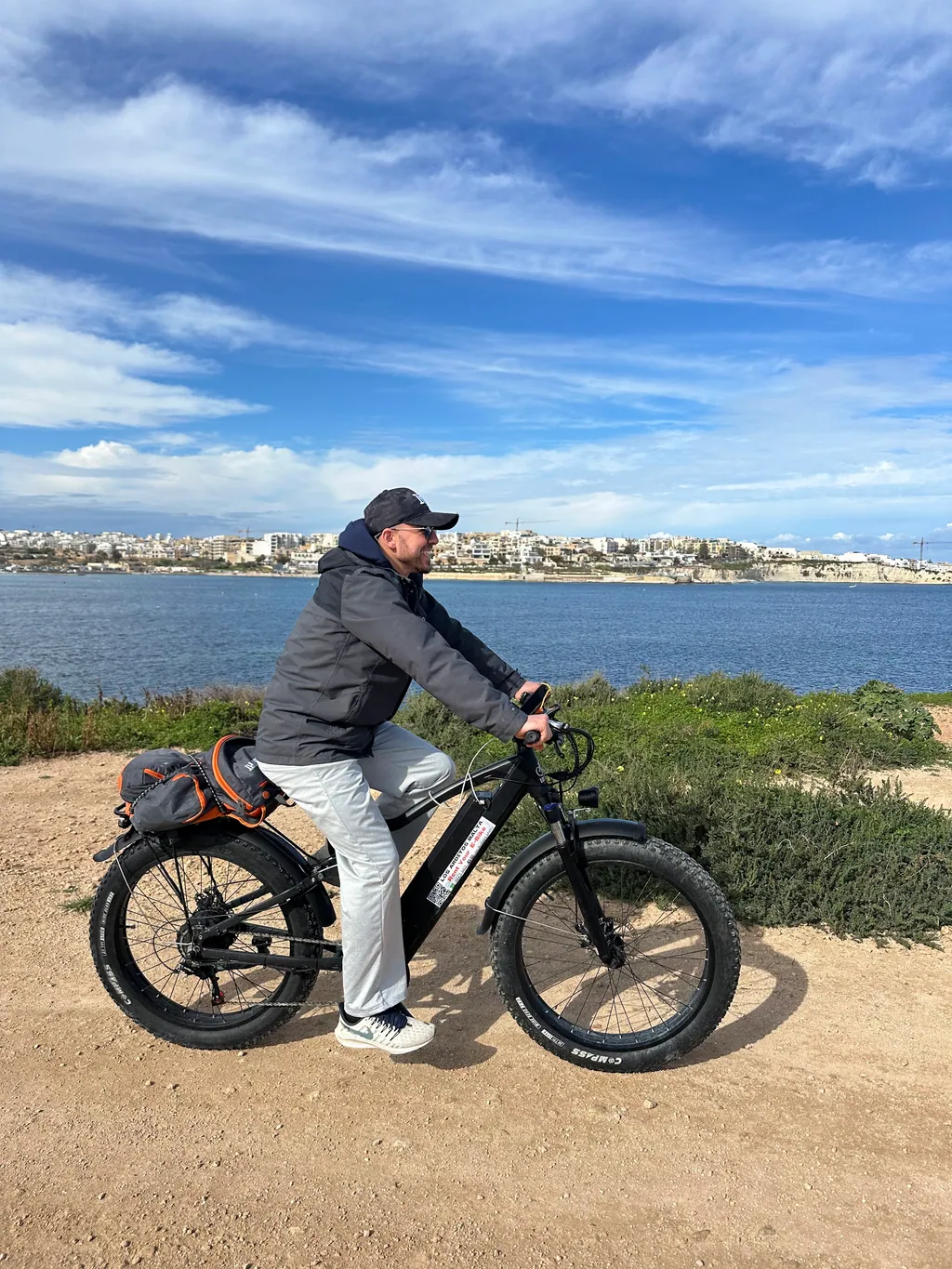 Rider on a Los Arditos e-bike along the seafront